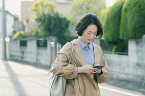 親友を失った主人公と娘を亡くした母がスマホで繋がる…黒木華主演『アイミタガイ』本編映像 画像