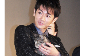 佐藤健があの猫と一緒に「徹子の部屋」に登場！