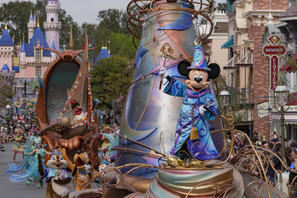 【海外ディズニー】人気パレードの「マジック・ハプンズ」が再開へ　「ファンタズミック！」も5月に　カリフォルニア ディズニー