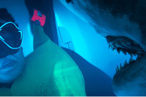 高度2万フィートから海底のサメ地獄へ…！『エア・ロック』予告映像＆シーン写真