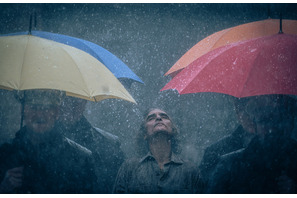 雨に打たれ恍惚の表情浮かべる…『ジョーカー：フォリ・ア・ドゥ』新場面写真