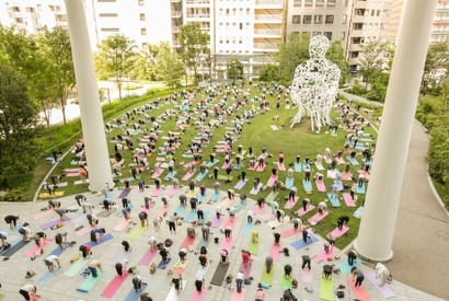 都心の屋外イベントでリラックス！「虎ノ門ヒルズ」の秋空ヨガスタジオ 画像