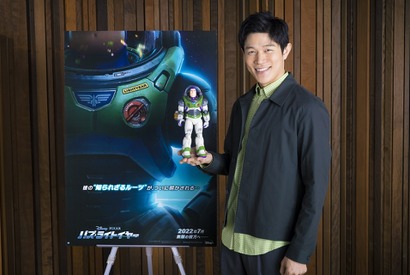 鈴木亮平、『バズ・ライトイヤー』日本版声優に！“おもちゃのバズ”も登場の本予告解禁 画像