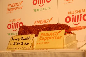 嵐・二宮、巨大エビフライバースデーケーキに困惑？ 画像