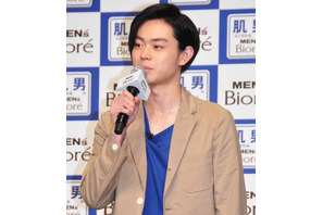 菅田将暉、デート報道を余裕の笑顔で完全否定！　ビオレ“肌男”CMで裸を披露！ 画像