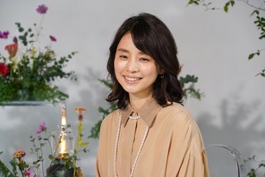 石田ゆり子、パリで「愛の讃歌」を歌う「アナザースカイII」 画像