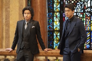 藤原竜也＆竹内涼真、クールなスーツ姿で潜入捜査も『太陽は動かない』新写真 画像