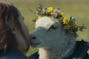 “羊ではない何か”と“母”が花畑で戯れる『LAMB／ラム』平和で不穏な本編映像 画像