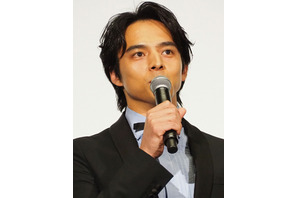 満島真之介、「ハヤブサ消防団」撮影中に審判のマネ!?「リピしちゃう」「ずっと見てられる」 画像