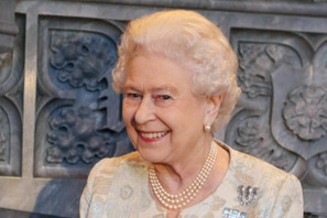 英エリザベス女王、「史上最も記憶に残るボンドガール」としてBAFTA名誉賞が贈られる 画像
