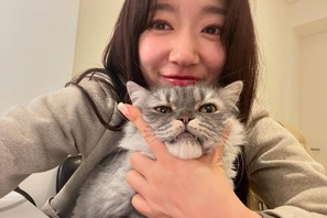 女優パク・シネ、愛猫との穏やかなひとときに“ほっこり”。「可愛すぎるでしょ」【PHOTO】 画像