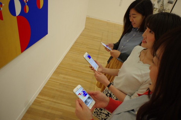 東京都現代美術館公式アプリ「MOTガイド‐ガブリエル・オロスコ展‐」がリリースされた。位置連動技術iBeacon対応のこのアプリで、展覧会を回りながら、いる場所に合わせて動画や音声、テキストによるガイドを受けとれたり、展示室を進んでいくと、作家からのメッセージや作品の裏話を自動的に受信して読むことができたりする。
