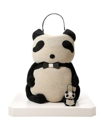 「ANTEPRIMA（アンテプリマ）」から、ジャイアント・パンダのフォルムがかわいいGIANT PANDA WIREBAG「ジャイアント・パンダ・ワイヤーバッグ」を9月12日（土）から期間限定でアンテプリマ表参道ヒルズ店に登場。