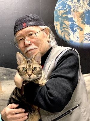 松本零士（2020年1月21日公式Twitter用に愛猫の四代目ミーくんと共に撮影）