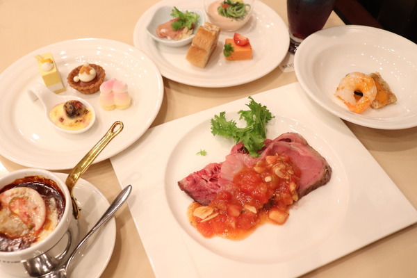 人気のローストビーフに“鉄板”シーフードまで！浦安ブライトンホテル東京ベイのビュッフェレストランで夏を味わう