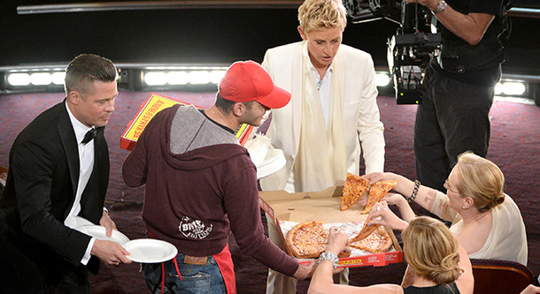 第86回アカデミー賞 授賞式でピザを注文 ブラッド ピットは皿配り係 Cinemacafe Net
