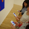 東京都現代美術館公式アプリ「MOTガイド‐ガブリエル・オロスコ展‐」がリリースされた。位置連動技術iBeacon対応のこのアプリで、展覧会を回りながら、いる場所に合わせて動画や音声、テキストによるガイドを受けとれたり、展示室を進んでいくと、作家からのメッセージや作品の裏話を自動的に受信して読むことができたりする。