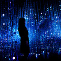 チームラボの「teamLab Exhibition, Walk through the Crystal Universe」が銀座で開催