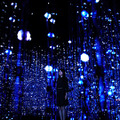 チームラボの「teamLab Exhibition, Walk through the Crystal Universe」が銀座で開催