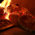アジア第2位の職人が作る！  薪釜で焼き上げる”カリもち”食感の絶品ピザ・画像