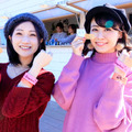 リストバンドをGET！（モデル：土山茜、中村裕香里 撮影：シネマカフェ編集部 撮影協力：「WILD MAGIC -The Rainbow Farm-（ワイルドマジック　レインボーファーム）」）