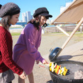 BBQ風景（モデル：土山茜、中村裕香里 撮影：シネマカフェ編集部 撮影協力：「WILD MAGIC -The Rainbow Farm-（ワイルドマジック　レインボーファーム）」）