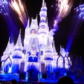 【海外ディズニー】エルサの魔法でお城が大変身！ミッキーのクリスマス・パーティー開催中・画像