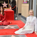 『アナ雪』イディナ・メンゼル＆クリスティン・ベルが同時にハリウッドの殿堂入り・画像