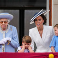 エリザベス女王＆キャサリン妃＆シャーロット王女＆ルイ王子 Photo by Alastair Grant - WPA Pool/Getty Images