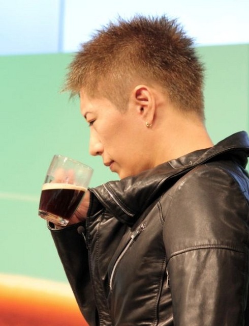 GACKTが、最新マシンで淹れたコーヒーの香りを味わっている様子