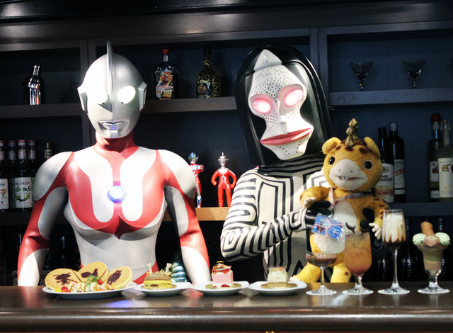 ウルトラマンとダダが、「ウルトラマンカフェ」のスイーツをアピール