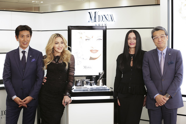 マドンナが、MDNA SKIN新作スキンケア商品発表を記念し銀座三越に登場