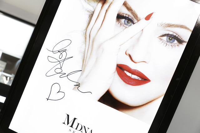 マドンナが、MDNA SKIN新作スキンケア商品発表を記念し銀座三越に登場