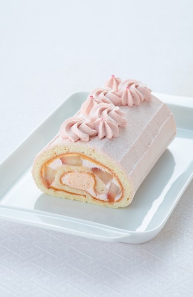 7月限定のロールケーキ「ピーチシャンティロール」