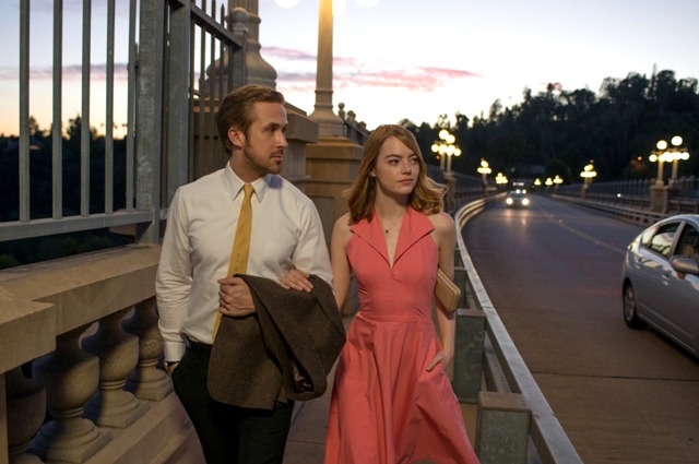 『ラ・ラ・ランド』　Photo credit:  EW0001: Sebastian (Ryan Gosling) and Mia (Emma Stone) in LA LA LAND.  Photo courtesy of Lionsgate.（C） 2016 Summit Entertainment, LLC. All Rights Reserved.