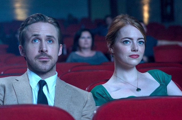 『ラ・ラ・ランド』　Photo credit:  EW0001: Sebastian (Ryan Gosling) and Mia (Emma Stone) in LA LA LAND.  Photo courtesy of Lionsgate.（C） 2016 Summit Entertainment, LLC. All Rights Reserved.