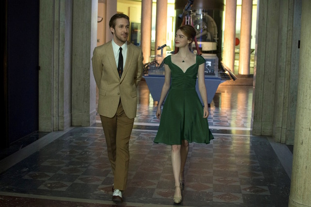 『ラ・ラ・ランド』（C）2017 Summit Entertainment, LLC. All Rights Reserved.Photo credit:  EW0001: Sebastian (Ryan Gosling) and Mia (Emma Stone) in LA LA LAND.Photo courtesy of Lionsgate.