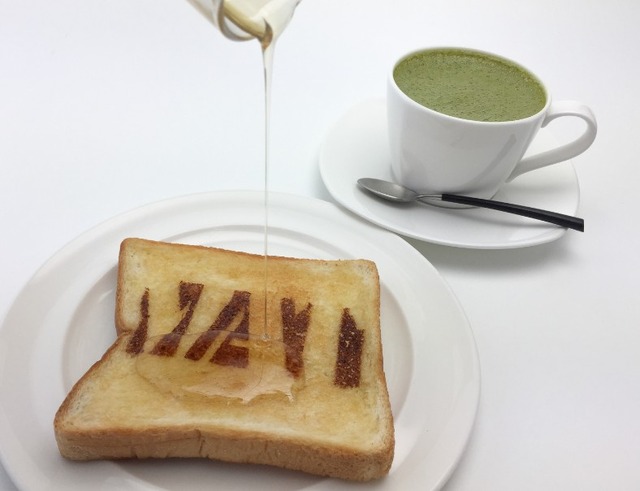 「THE SUN」にて、、「MAT」のロゴ入りのコラボレーションメニュー「MATCHA AND TOAST」（抹茶＆トースト）880円