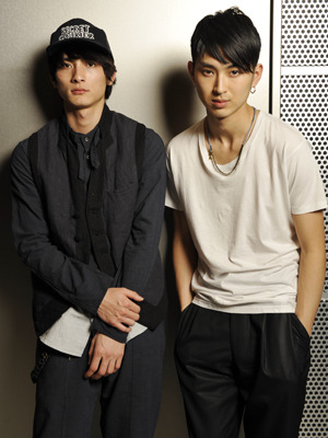 『ケンタとジュンとカヨちゃんの国』　松田翔太×高良健吾　photo：Yoshio Kumagai