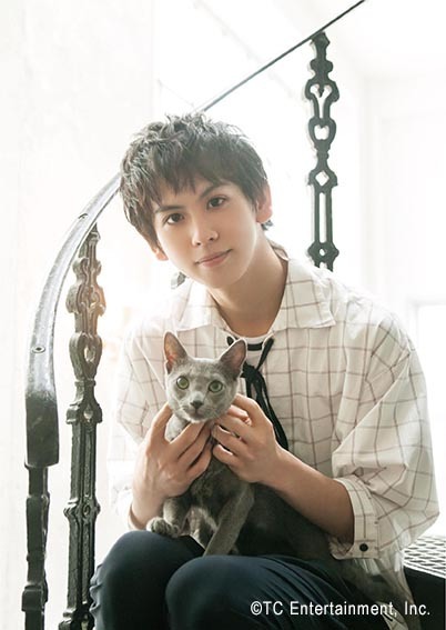 秋元龍太朗withロシアンブルー　写真展「ねこカレ」（C） TC Entertainment,Inc.