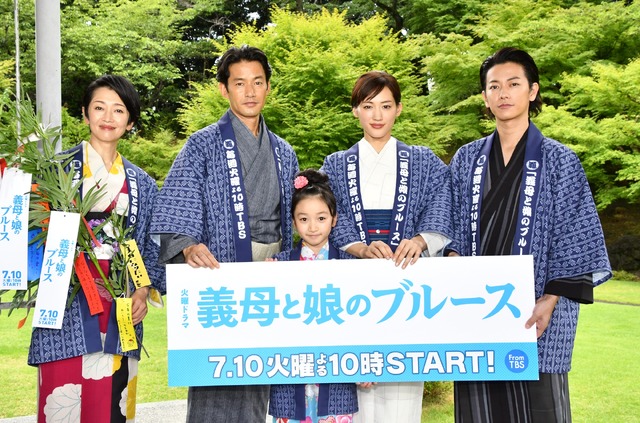 左から：麻生祐未、竹野内豊、横溝菜帆、綾瀬はるか、佐藤健／「義母と娘のブルース」の制作発表会見