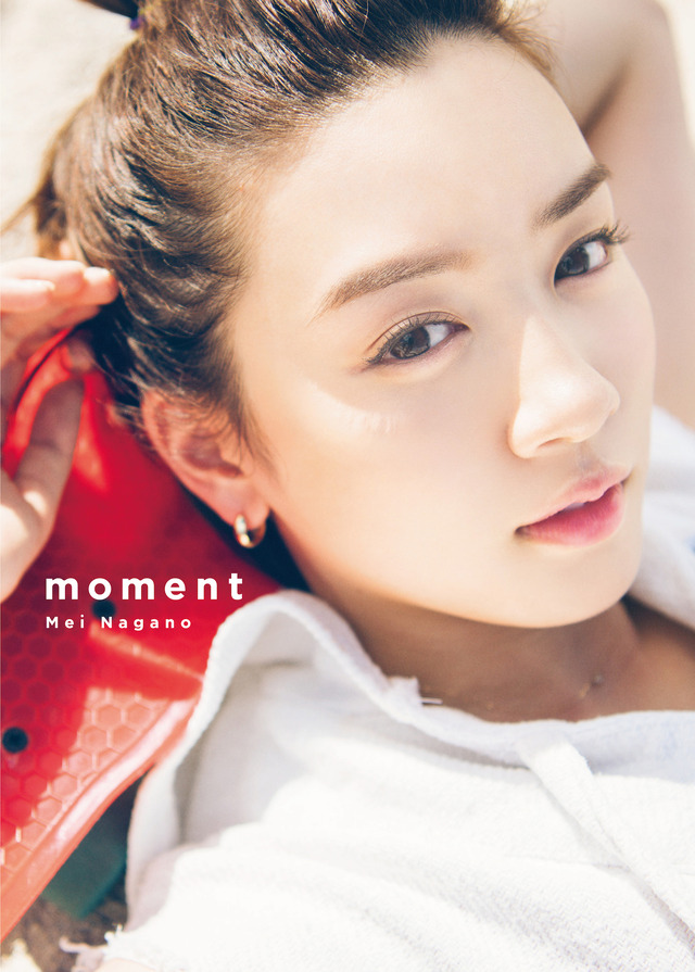 永野芽郁1st写真集「moment」表紙（通常版）　マイアミ・アールデコ地区の海外沿いにて　（C）SDP