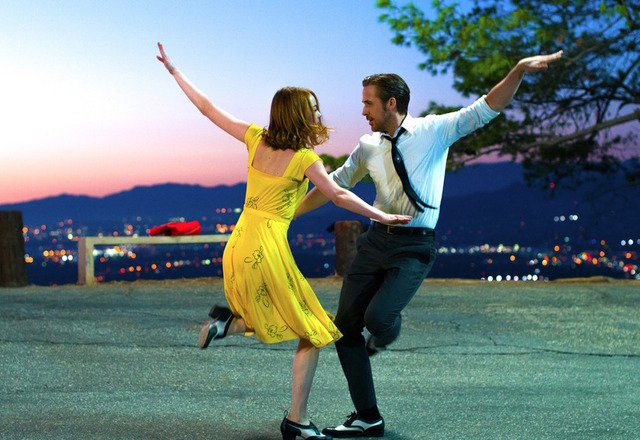 『ラ・ラ・ランド』　Photo credit: EW0001: Sebastian (Ryan Gosling) and Mia (Emma Stone) in LA LA LAND. Photo courtesy of Lionsgate.（C） 2016 Summit Entertainment, LLC. All Rights Reserved.