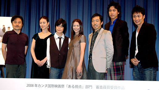 『トウキョウソナタ』試写会。左から黒沢清監督、井川遥、井之脇海、小泉今日子、香川照之、小柳友、児嶋一哉（アンジャッシュ）。