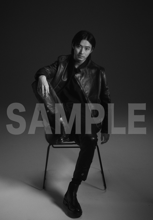 HMV＆BOOKS online/HMV店舗/ローソン店頭Loppi特典カット　山崎賢人カレンダー2022（C）SDP