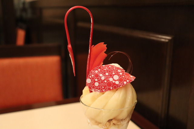 マスクメロン＆桃の“スワンパフェ”を実食　浦安ブライトンホテル東京ベイ、ロビーラウンジ「シルフ」