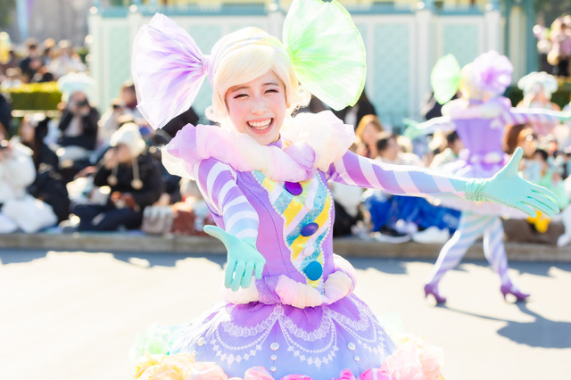 東京ディズニーランド、「イッツ・ア・スウィーツフルタイム！」がかわいすぎ！お菓子がコンセプトの期間限定パレード