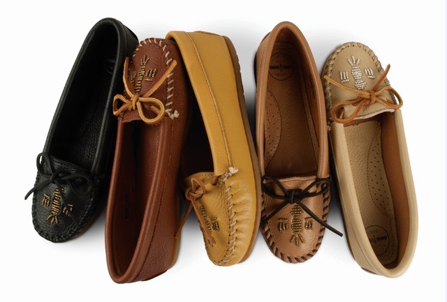 ＜MINNETONKA × WREN Limited Edition＞14,175円（税込）、展開カラー5色（Champagne, Natural, Mocha, Carmel, Black）