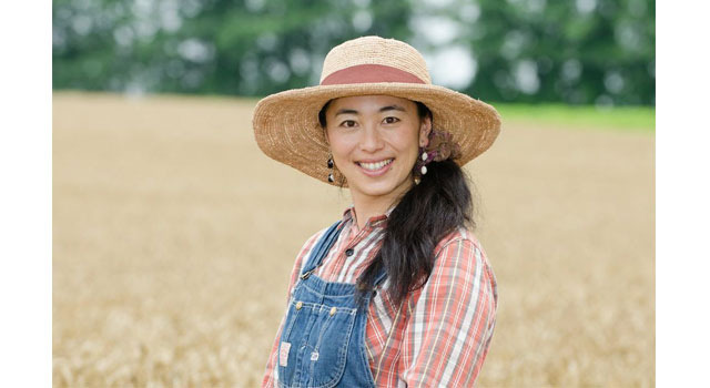 「畑ガイド」の第一人者であり、「いただきますカンパニー」代表 いのくちふみこさん。日本やカナダでの農場実習やガイド業を経て、「いただきますの気持ちを育みたい」と 2011 年事業開始。畑ガイド事業をはじめ、地域への食育事業にも取り組む。二児の母。