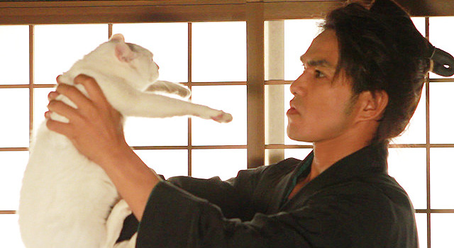 北村一輝（斑目久太郎）＆白猫・玉之丞／『猫侍』 -(C) 2013「猫侍」製作委員会